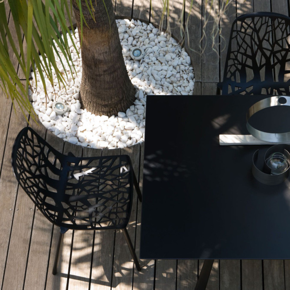 Aluminiowe krzesła Forest - stół aluminiowy Radice Quadra - kolor czarny - Nero