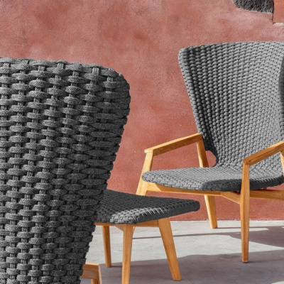 Wysoki fotel ogrodowy - Knit włoskiej marki Ethimo, wykonany z drewna tekowego