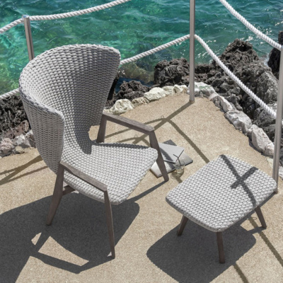 Wysoki fotel ogrodowy - Knit włoskiej marki Ethimo, wykonany z drewna tekowego