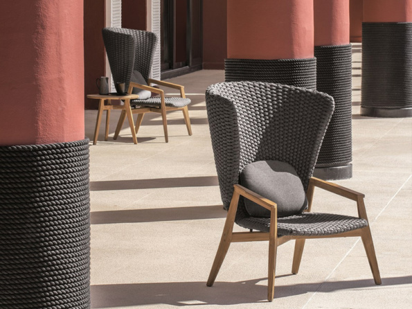 Wysoki fotel ogrodowy - Knit włoskiej marki Ethimo, wykonany z drewna tekowego